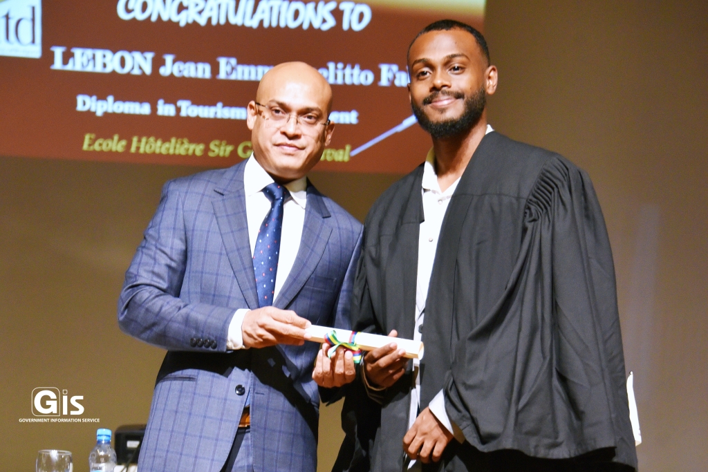 MITD Graduates: Minister Callichurn launches ‘Maintenance Pro App’