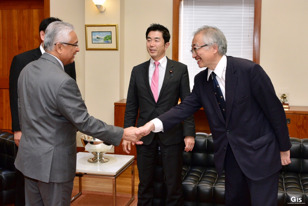 Members of the House of Representatives of Japan meet Prime Minister to ...