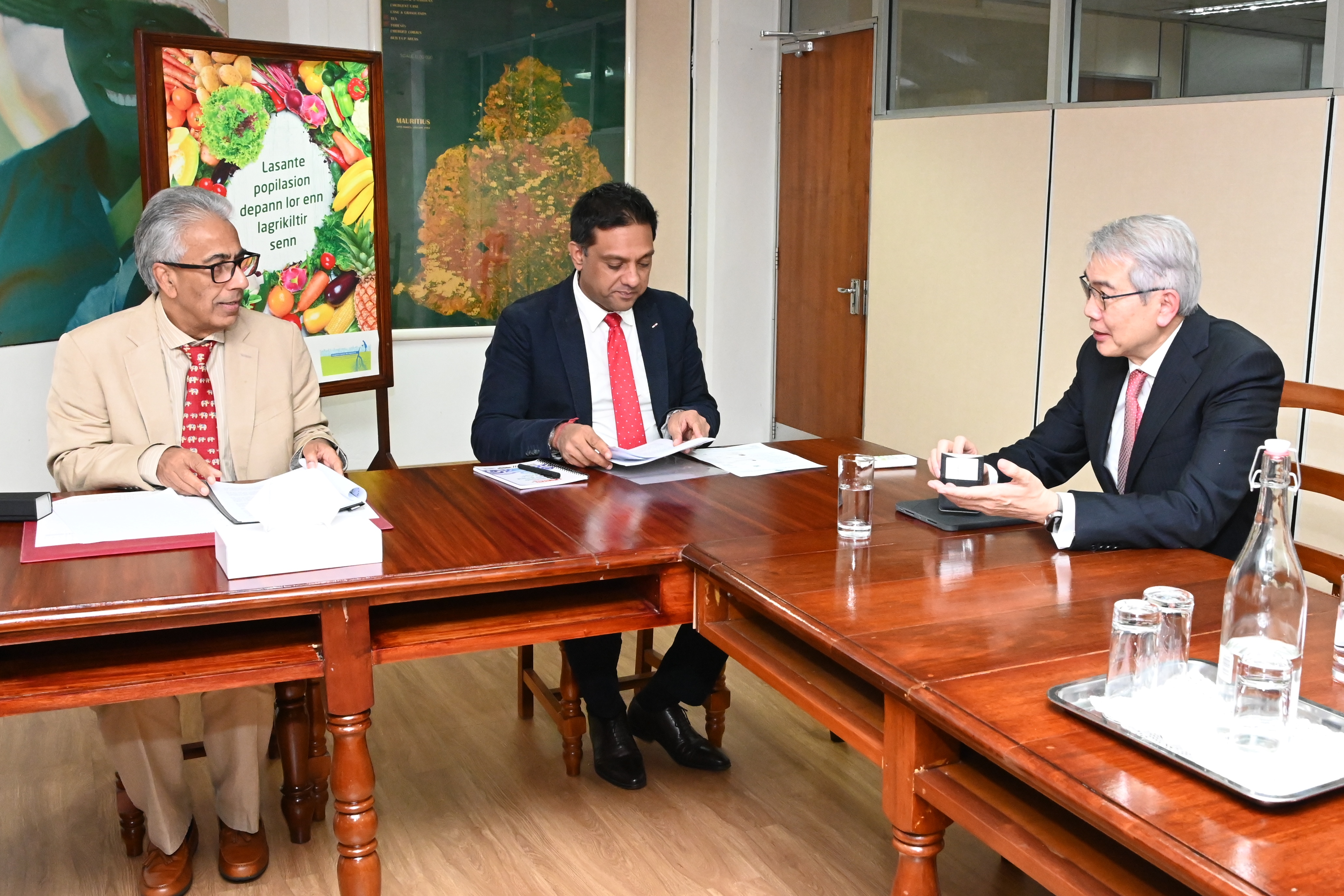 Minister Boolell discusses avenues of cooperation with Singaporean High ...