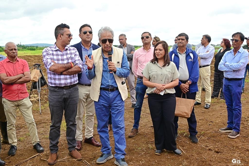 Minister Boolell visits sugarcane rehabilitation site at Petit Camp