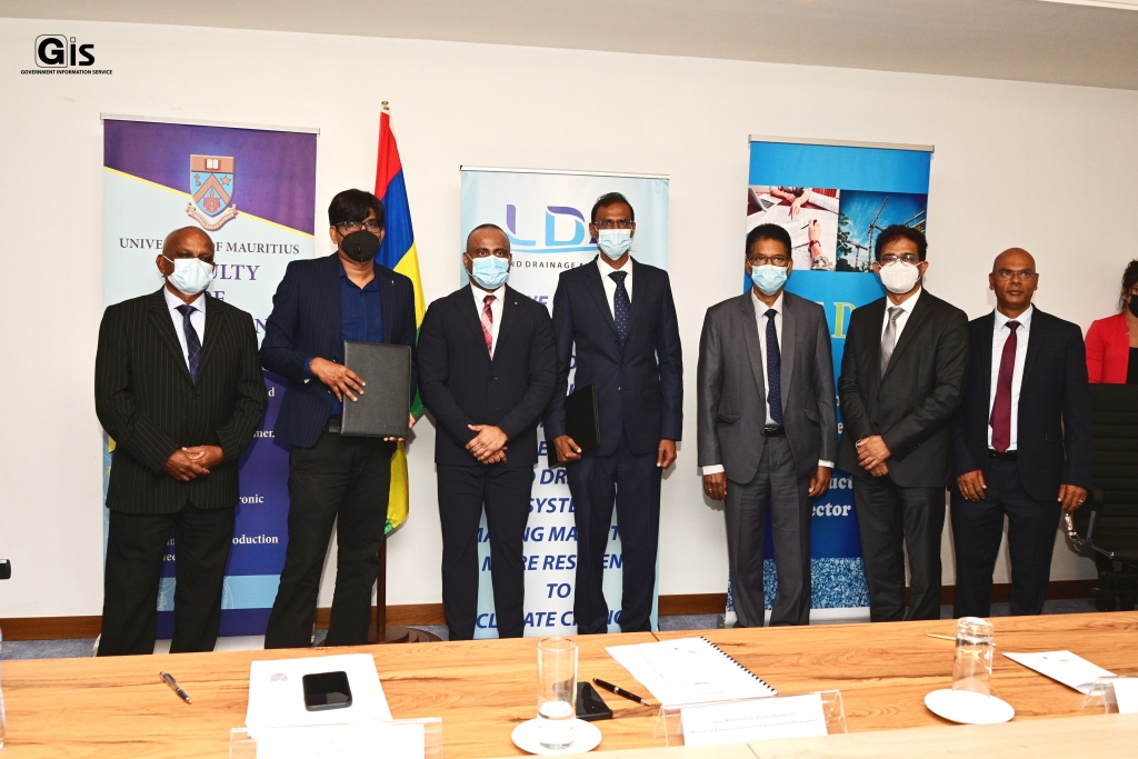 University of Mauritius signs MoU with Construction Industry