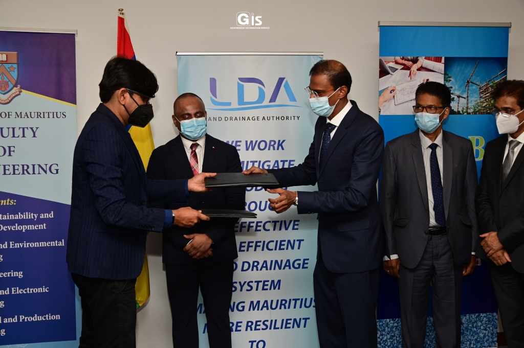 University of Mauritius signs MoU with Construction Industry